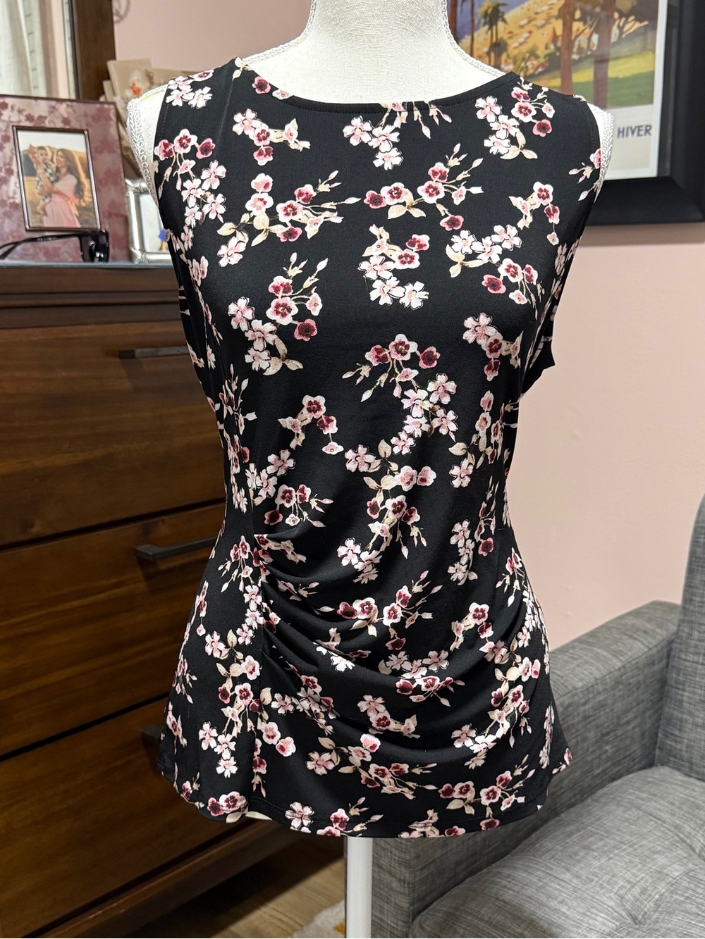 Women’s White House Black Market Sleeveless Blouse with side Ruching. Sz. L